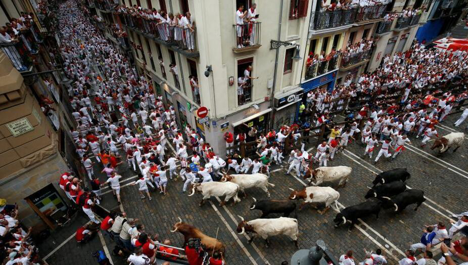 pamplola bull-running-1 fiesta